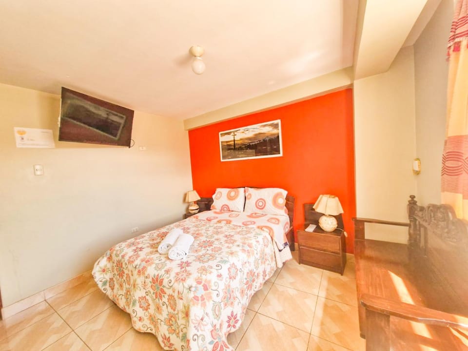 Bed, TV and multimedia, Photo of the whole room, Bedroom