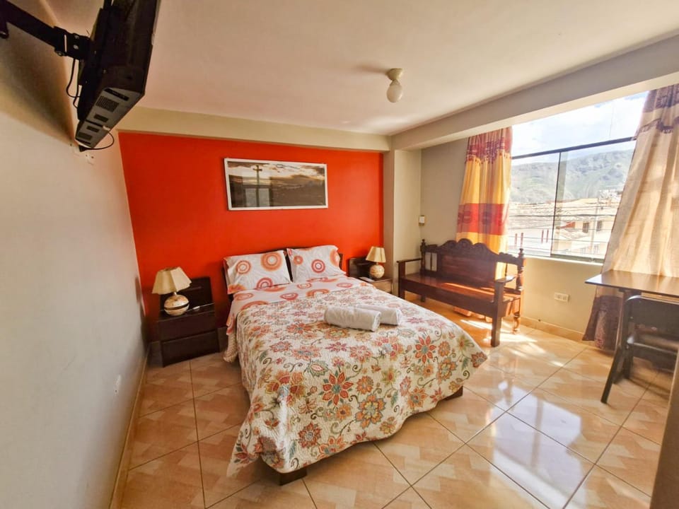 Bed, TV and multimedia, Photo of the whole room, Bedroom