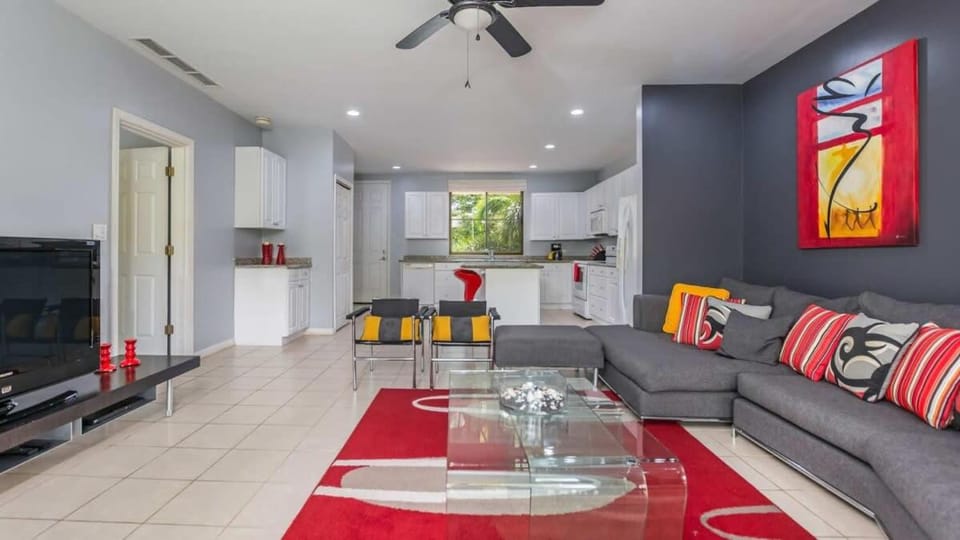 3rd-floor space with modern décor recently renovated viewing over pool in Coco House in Coco