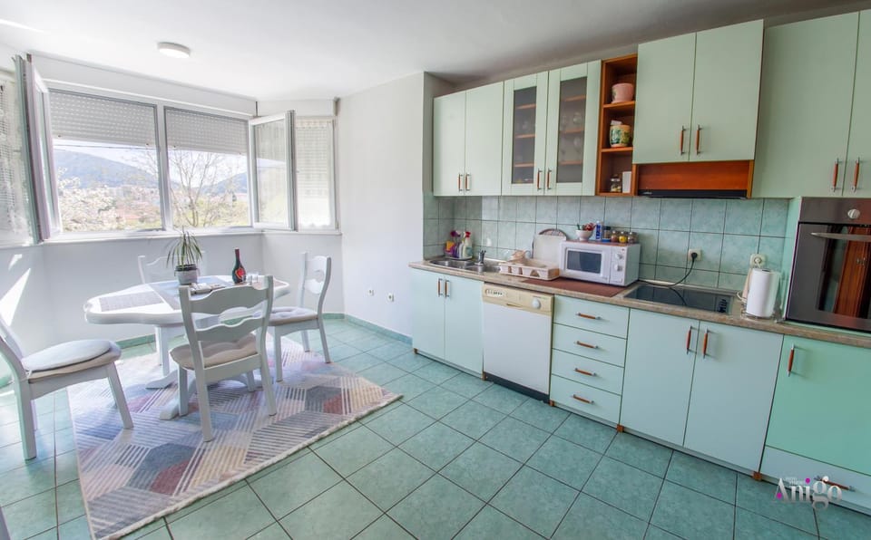 Kitchen or kitchenette, Dining area, dishwasher, oven, stove