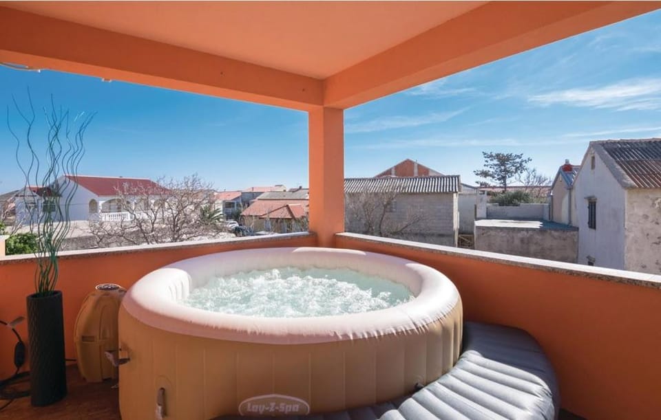 Balcony/Terrace, Spa and wellness centre/facilities, Sea view, Street view