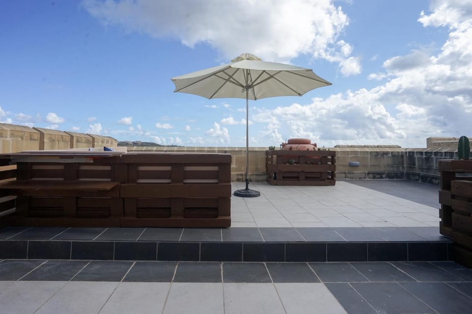 GetawayNpetto Private Duplex Maisonette with Jacuzzi Hot Tub House in Malta