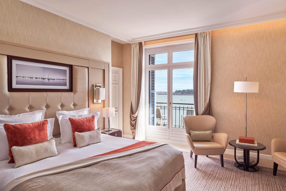 Bed, TV and multimedia, Photo of the whole room, Bedroom, Sea view