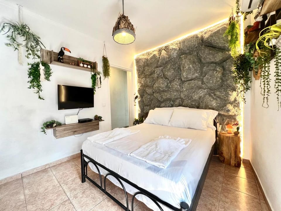 Bed, TV and multimedia, Bedroom
