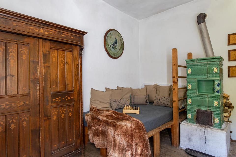 Living room, Photo of the whole room, Decorative detail, Decorative detail, Seating area