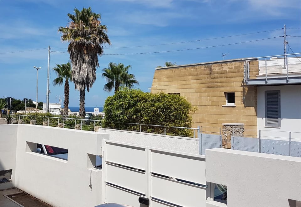 Sea view, Street view