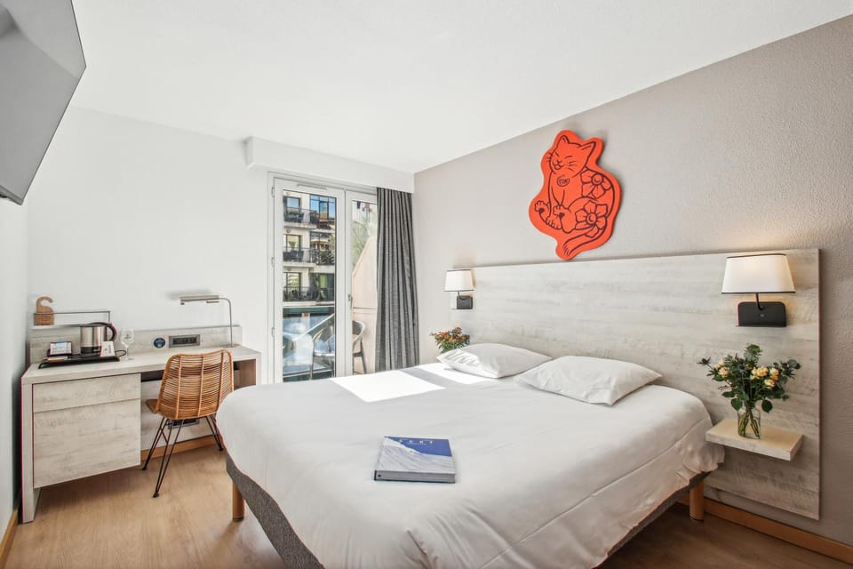 Bed, TV and multimedia, Photo of the whole room