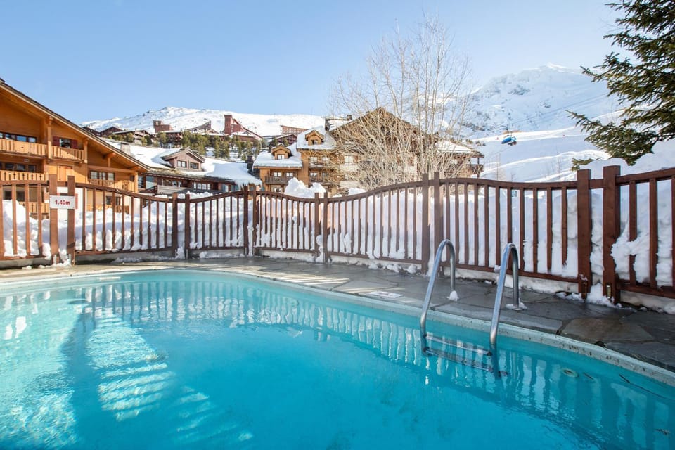 Property building, Nearby landmark, Day, Natural landscape, Winter, On site, Mountain view, Pool view, Swimming pool