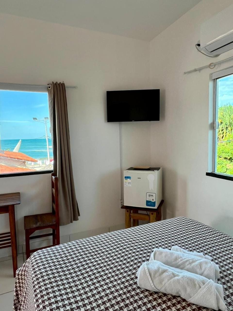 Communal lounge/ TV room, Bed, Natural landscape, TV and multimedia, Photo of the whole room, Bedroom, Sea view, towels