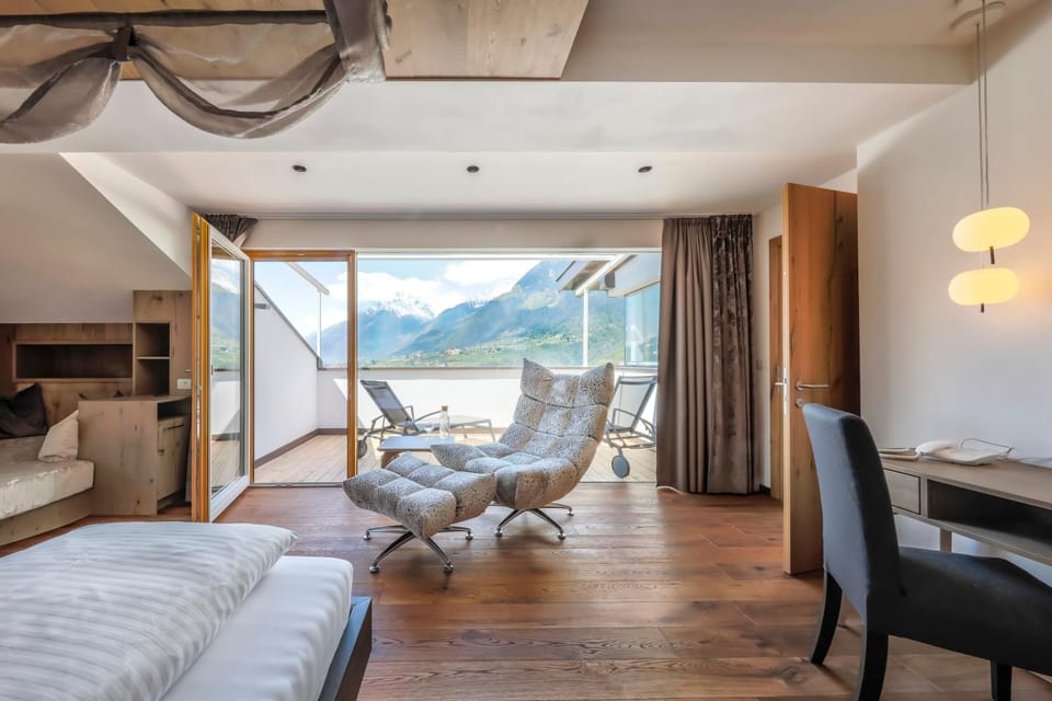 Summer, Photo of the whole room, Mountain view