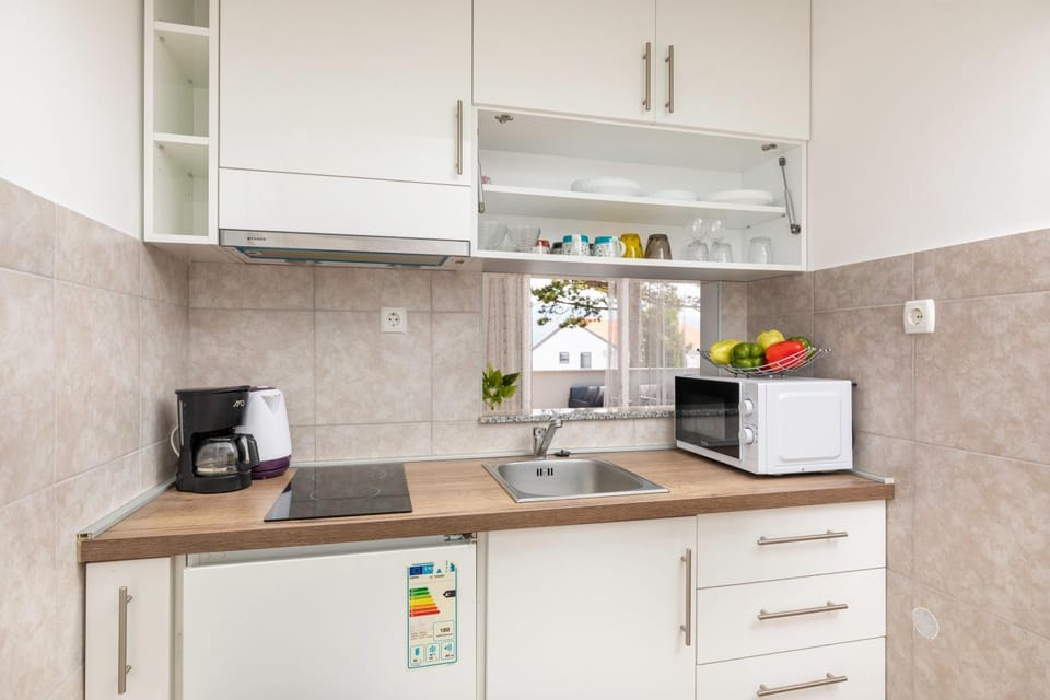 Coffee/tea facilities, Kitchen or kitchenette, minibar, stove