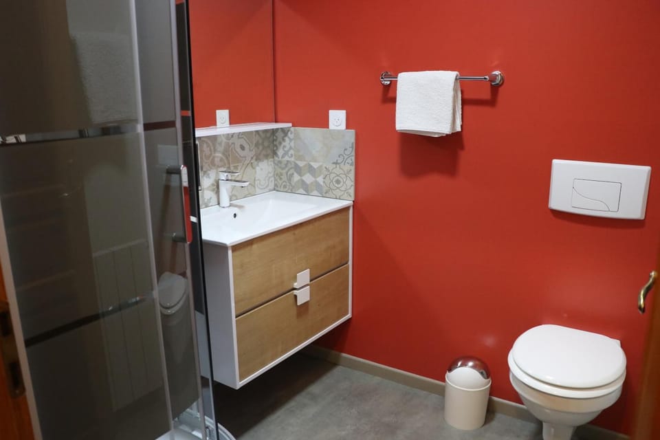Toilet, Bathroom, towels