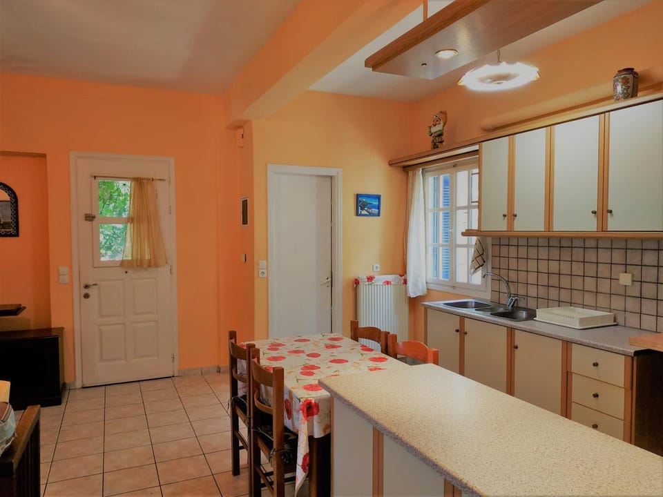 Kitchen or kitchenette, Dining area, minibar