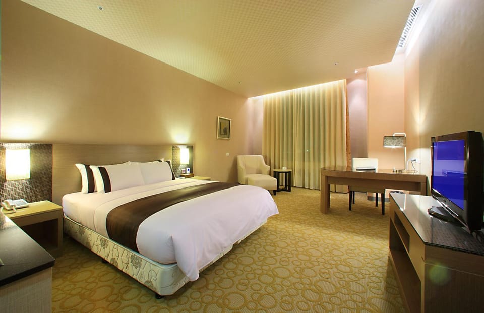 Bed, TV and multimedia, Living room, Photo of the whole room, Seating area, Bedroom