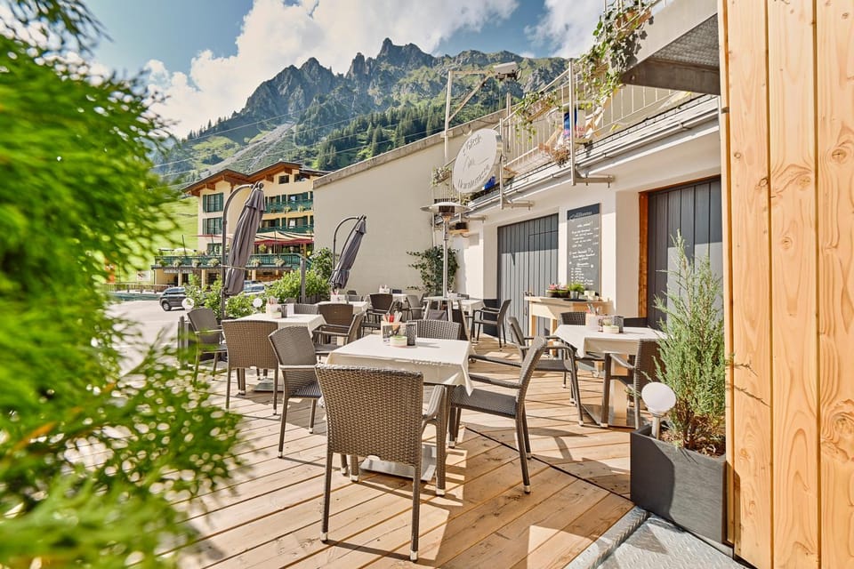 Restaurant/places to eat, Balcony/Terrace