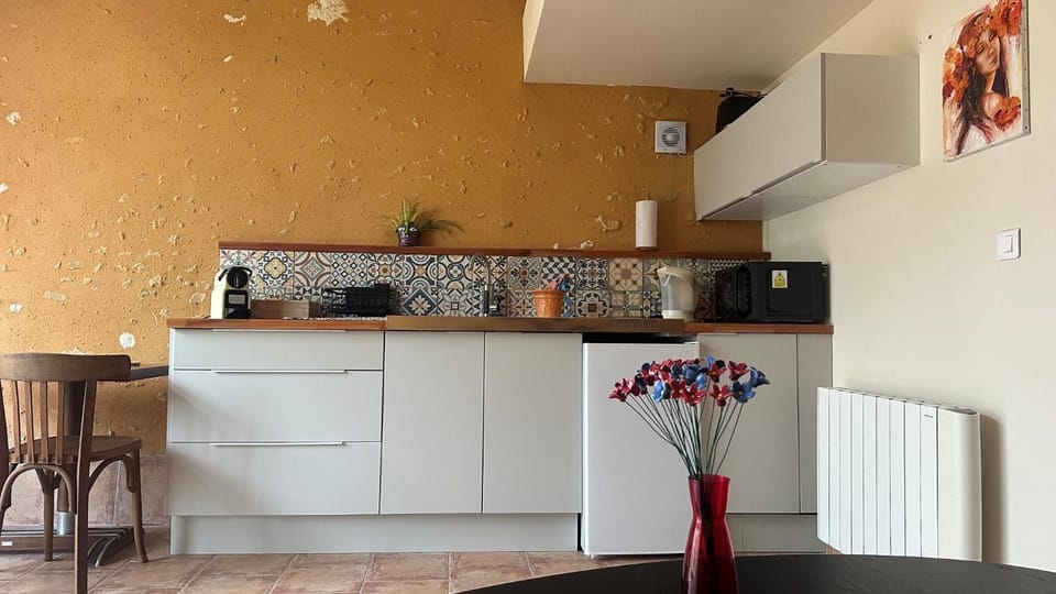 Kitchen or kitchenette, Dining area, stove