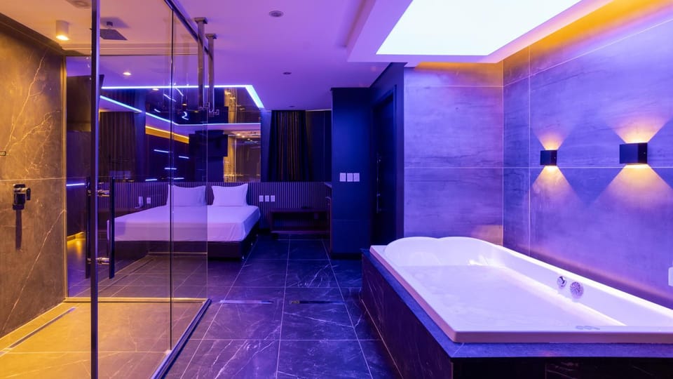Shower, Bed, Hot Tub, Photo of the whole room