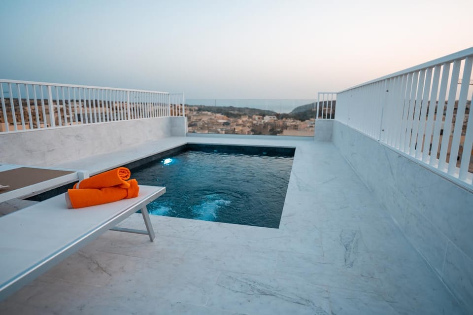Day, Natural landscape, View (from property/room), Balcony/Terrace, Pool view, Swimming pool, sunbed