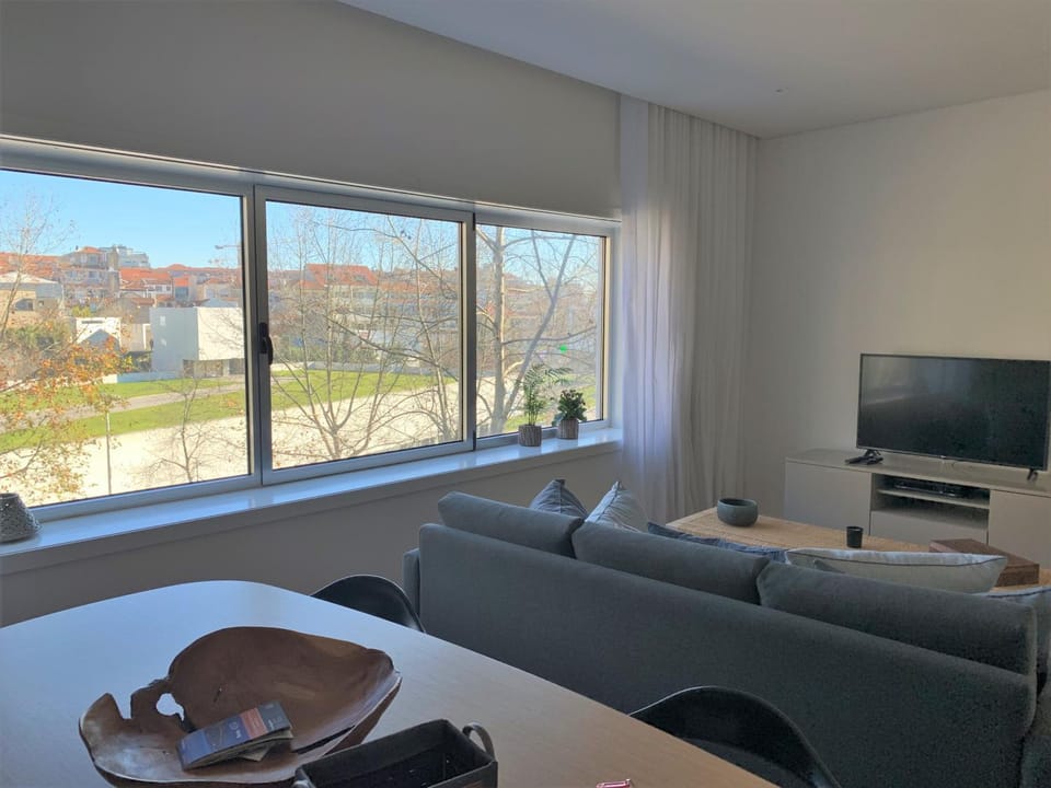 TV and multimedia, Living room, Seating area, City view, Street view