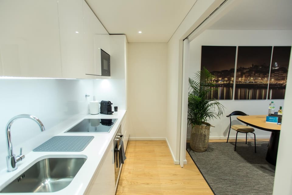Coffee/tea facilities, Kitchen or kitchenette, Dining area, minibar
