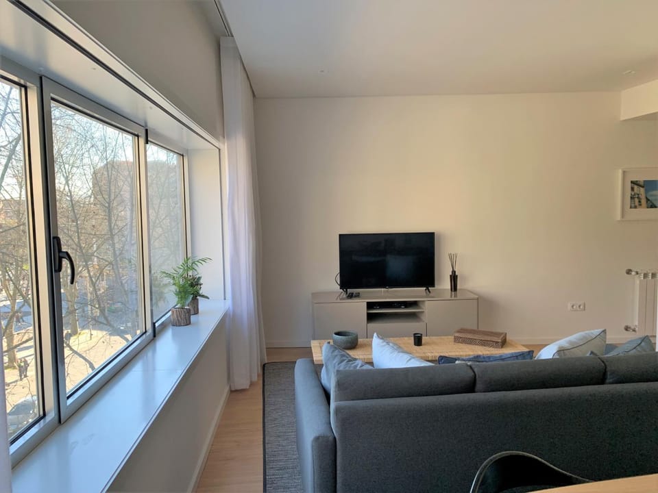 TV and multimedia, Living room, Seating area, City view, Street view