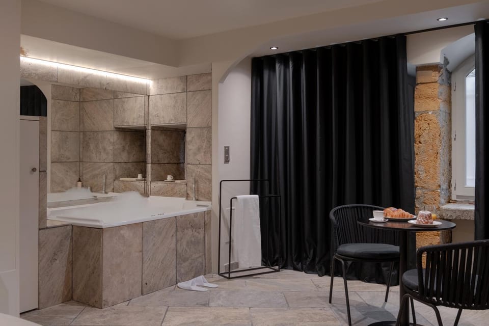 Hot Tub, Seating area, Breakfast, towels