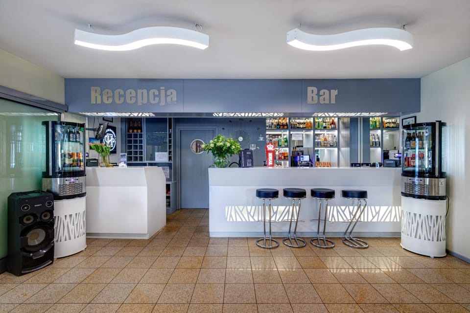 Kitchen or kitchenette, Lounge or bar, Food and drinks, Drinks