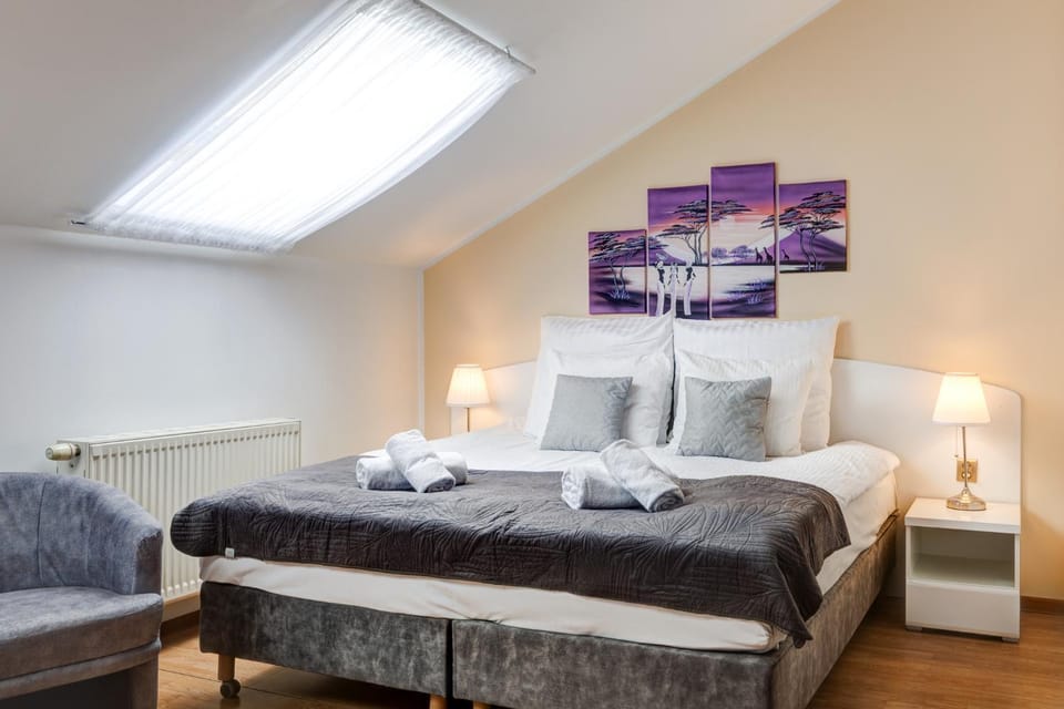 Bed, Living room, Photo of the whole room, Seating area, Bedroom, towels