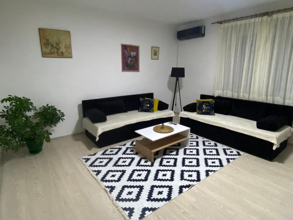 Bed, Living room, Seating area, group of guests, air conditioner