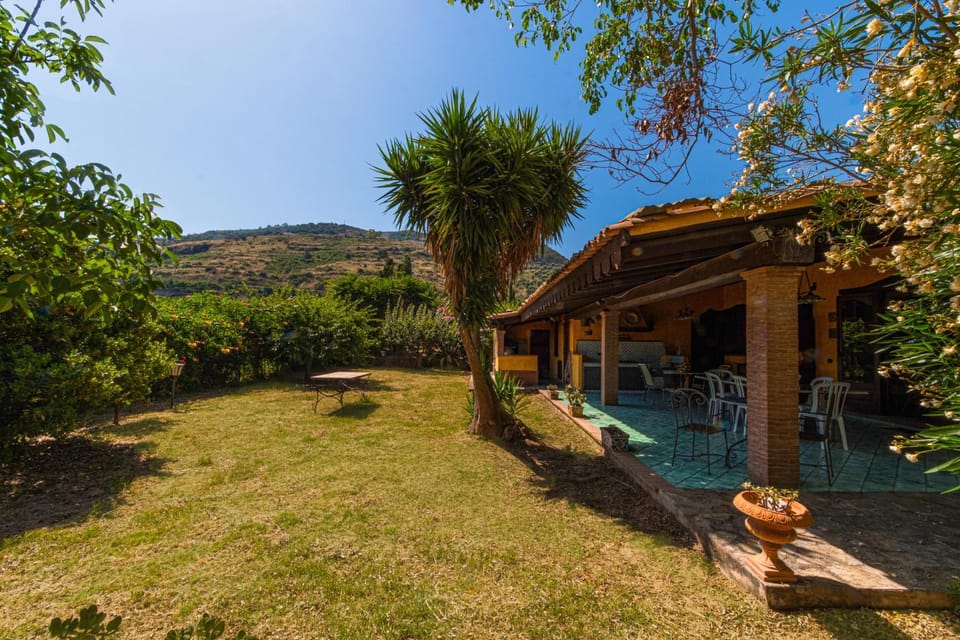 Property building, Patio, Day, Natural landscape, Garden, Garden view