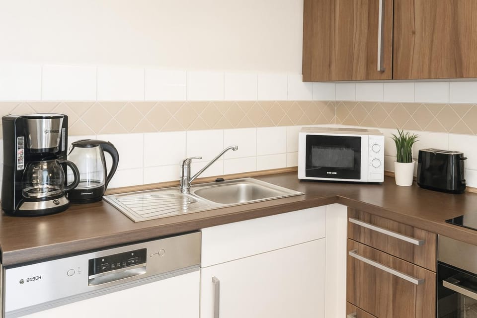 Coffee/tea facilities, Kitchen or kitchenette, dishwasher, stove, toaster