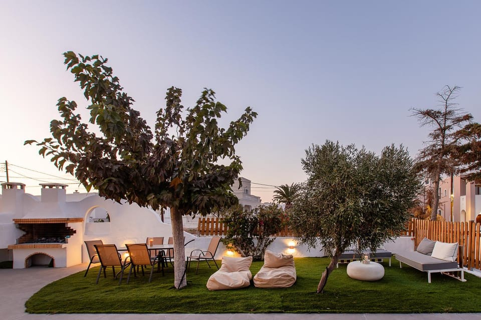 Patio, Day, Garden, Seating area