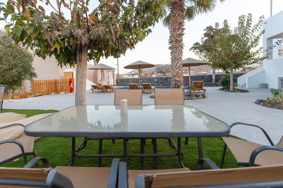 Patio, Day, Garden, Dining area, Garden view