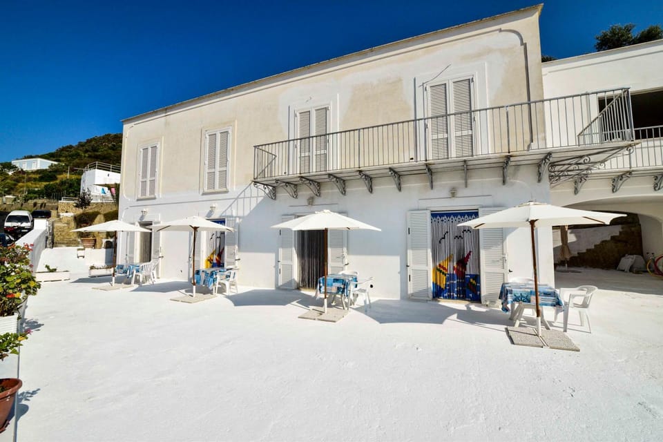 Property building, Patio, Balcony/Terrace