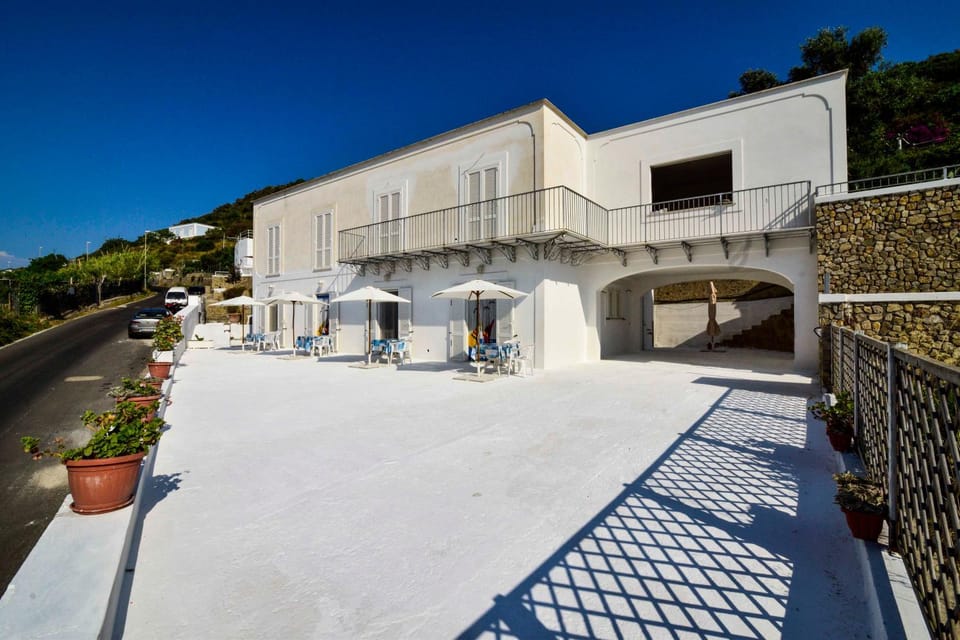 Property building, Patio, Balcony/Terrace