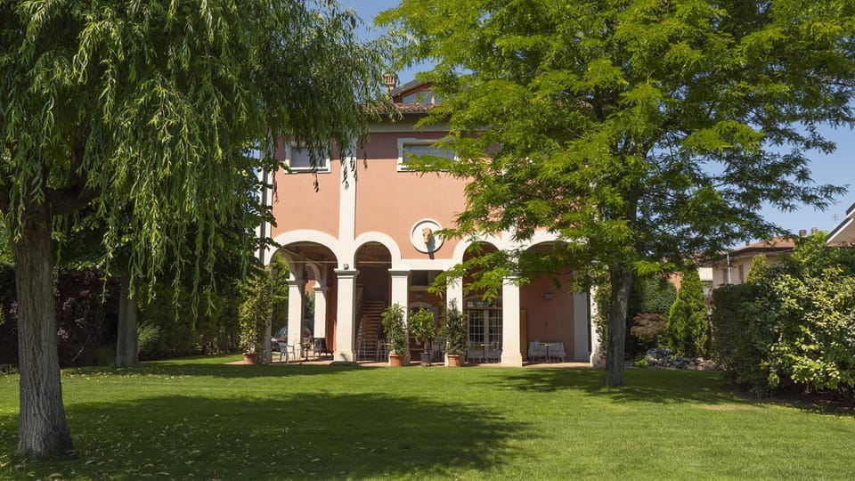 Property building, Facade/entrance, Garden