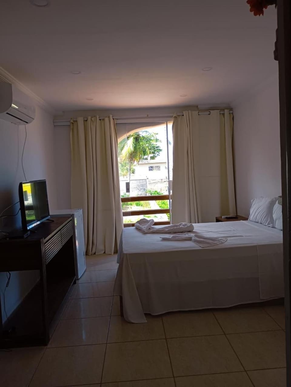 Bed, TV and multimedia, Photo of the whole room, Bedroom, towels, air conditioner