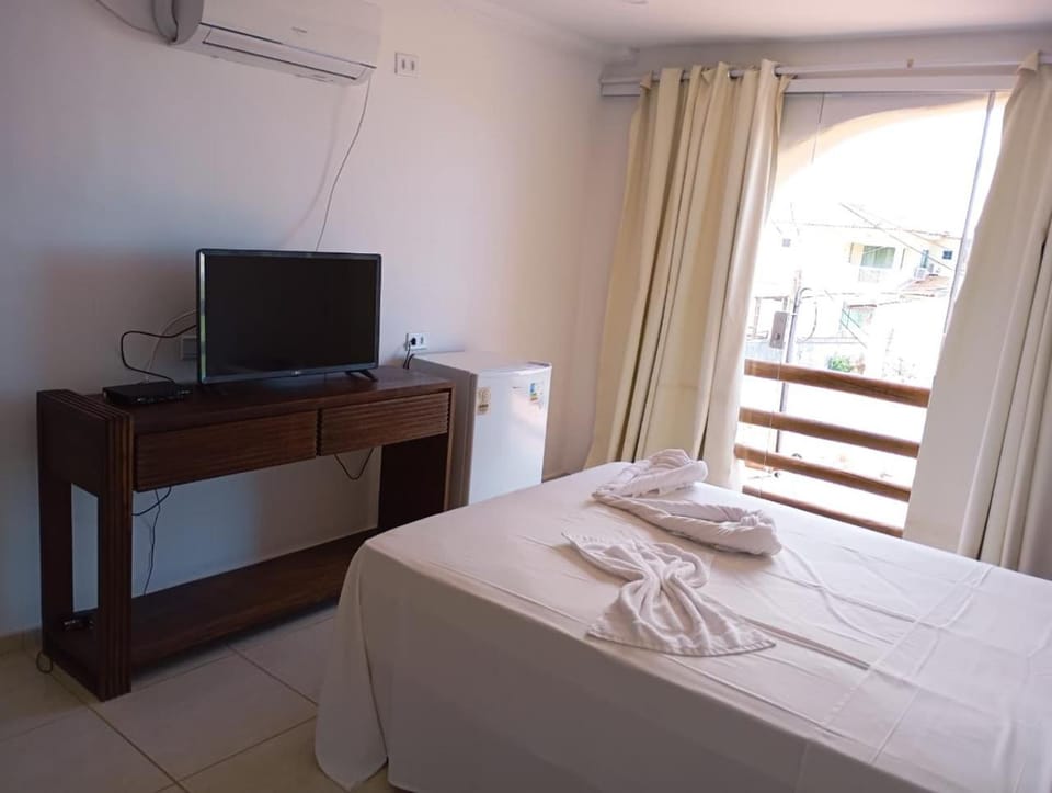 Bed, TV and multimedia, Photo of the whole room, Bedroom, towels, air conditioner