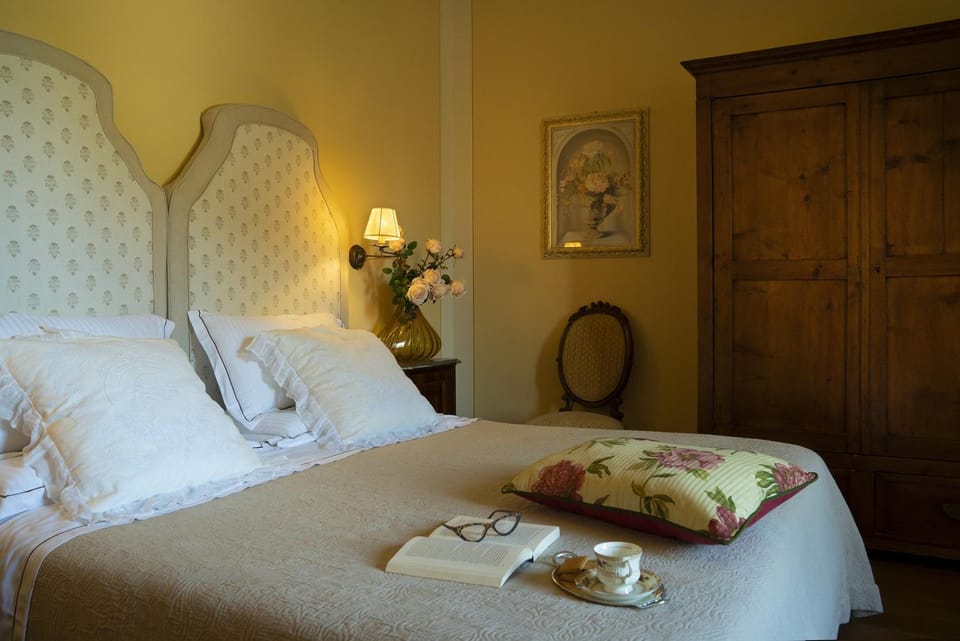 Photo of the whole room, Bedroom, furniture