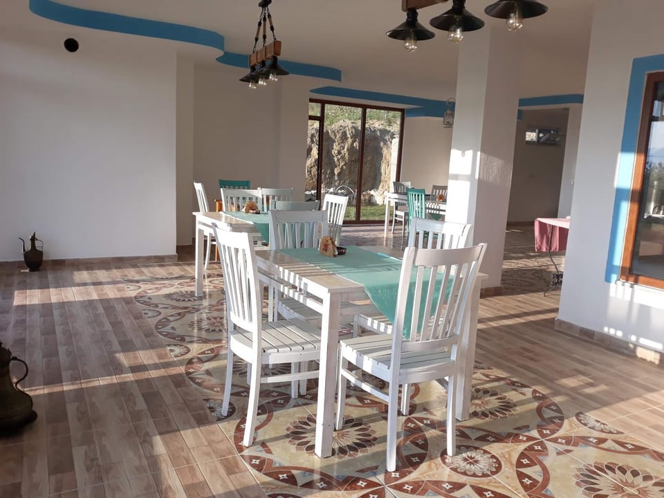 Restaurant/places to eat, Seating area, Dining area