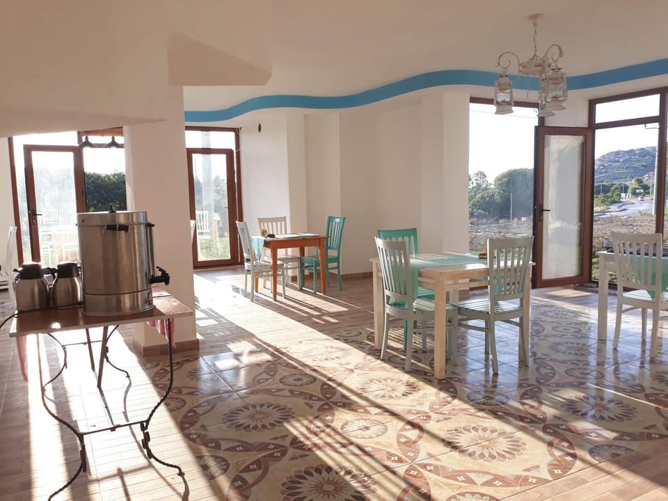 Restaurant/places to eat, Seating area, Dining area