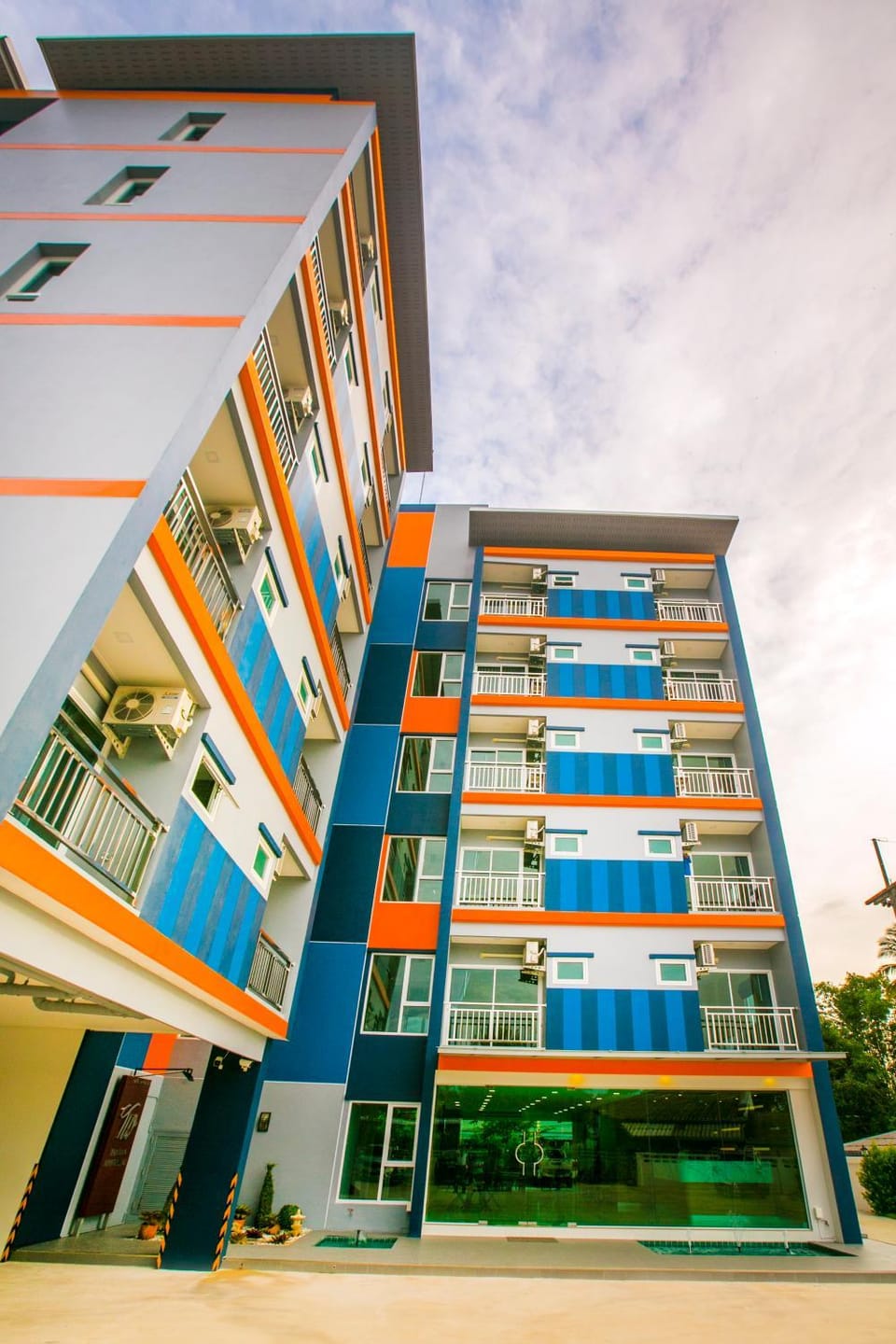 ตะวันอพาร์ทเม้นท์โฮเทลThawanapartmentHotel Apartment in Thailand
