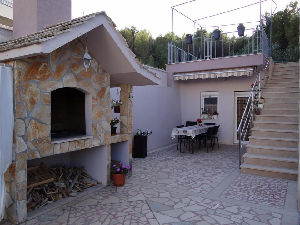 Patio, BBQ facilities