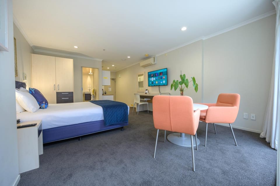 Bed, Photo of the whole room, Seating area, Bedroom