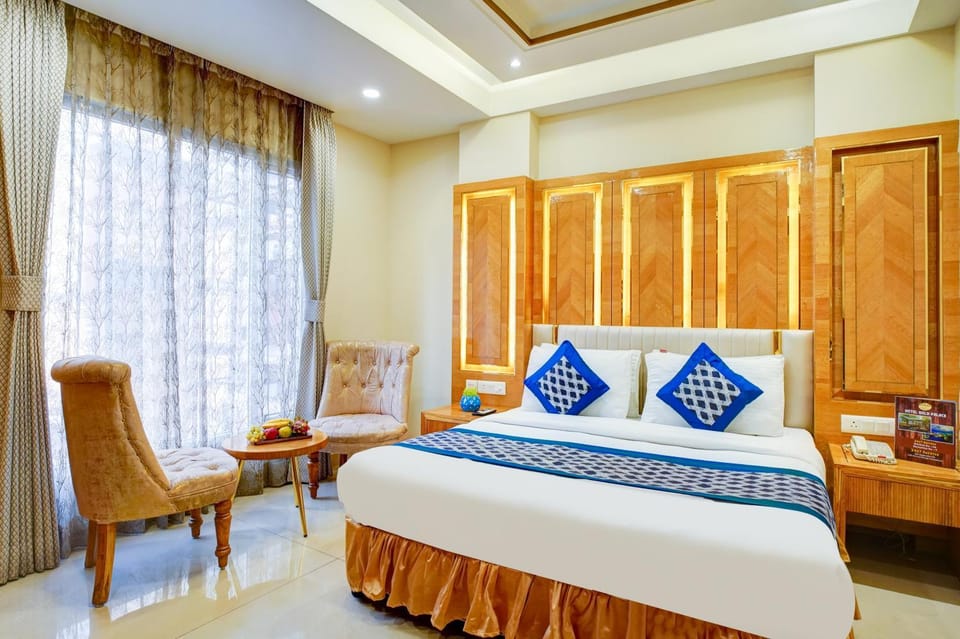 Bed, Photo of the whole room, Seating area, Bedroom
