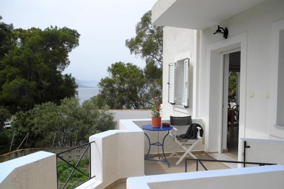 Apartment with sea view and balcony 60m from beach Apartment in Islands