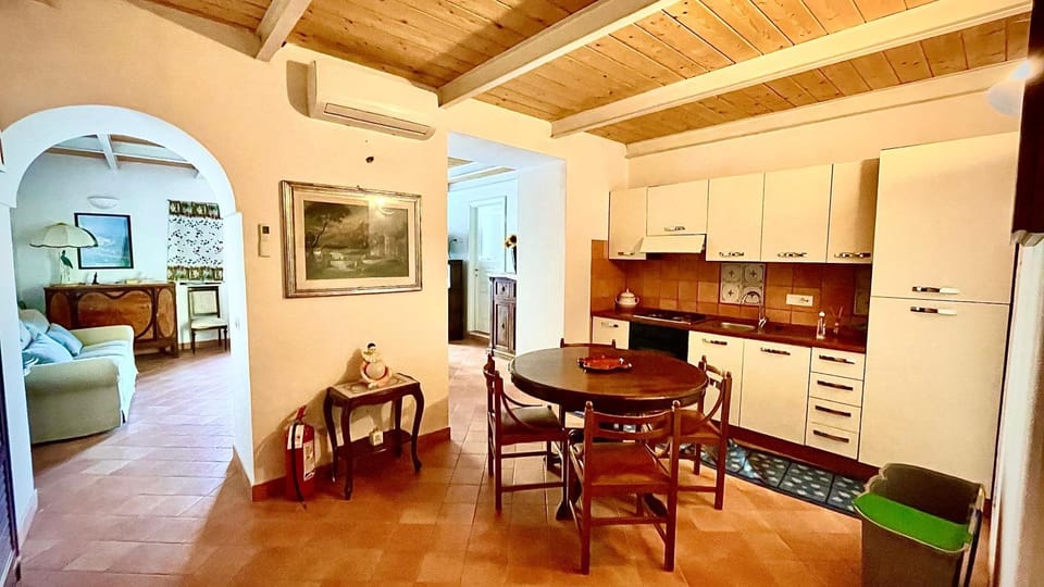 Kitchen or kitchenette, Dining area, oven, stove