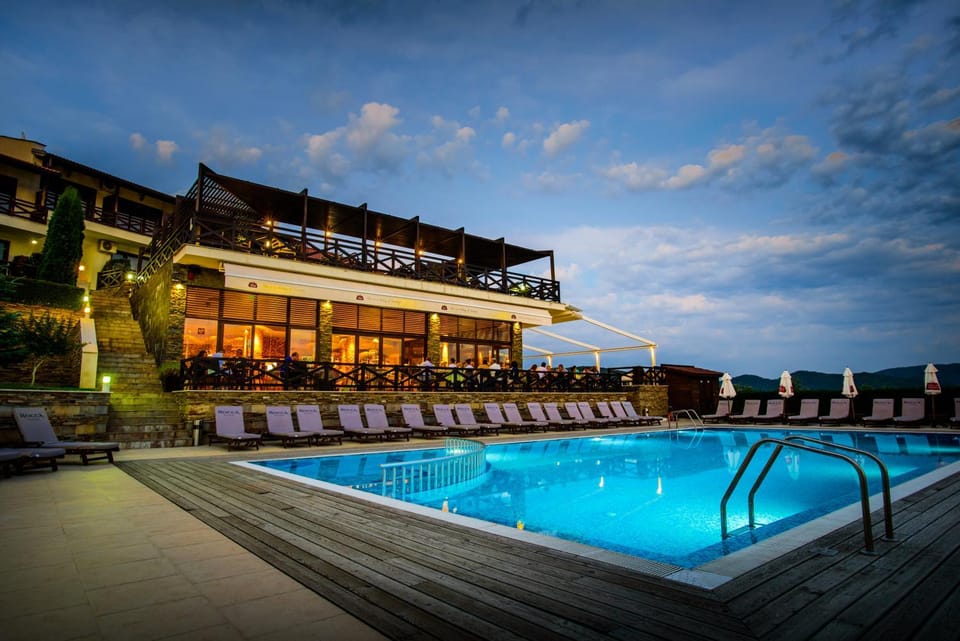 Restaurant/places to eat, Garden, Swimming pool