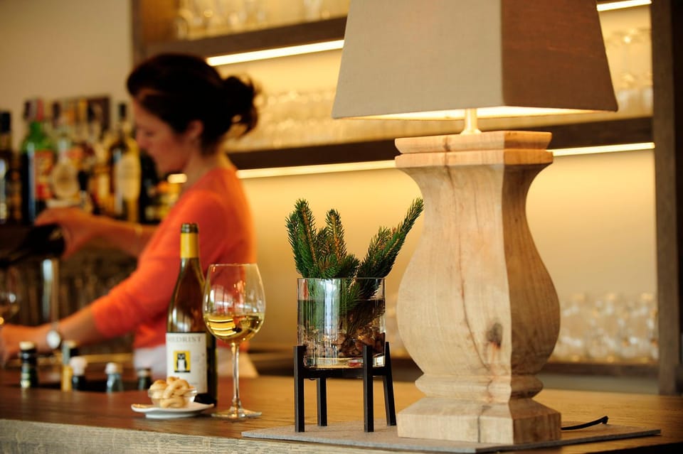 Restaurant/places to eat, Lounge or bar