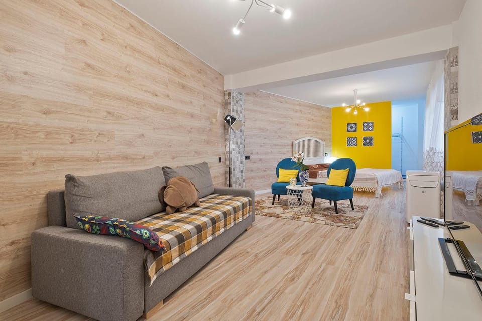 Bed, Photo of the whole room, Seating area